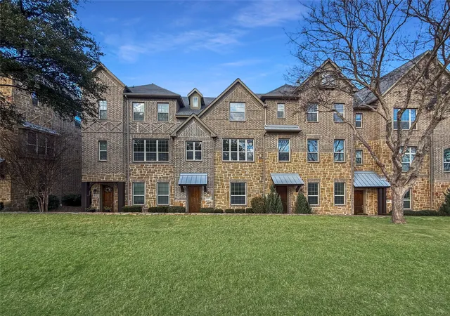 Photo 23 of Townhouse for sale at 573 W Royal Ln, Irving, TX 75039 | MLS# 21163478 | Listing updated on 2026-08-27