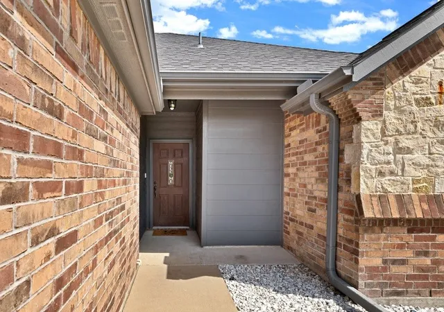 Photo 2 of Single family home for sale at 118 Cherokee St, Greenville, TX 75402 | MLS# 21165199 | Listing updated on 2026-09-16
