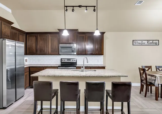 Photo 4 of Single family home for sale at 118 Cherokee St, Greenville, TX 75402 | MLS# 21165199 | Listing updated on 2026-09-16