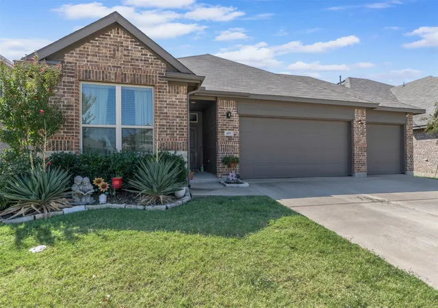 Single family home for sale at 401 Evans Dr, Van Alstyne, TX 75495 | MLS# 21164193