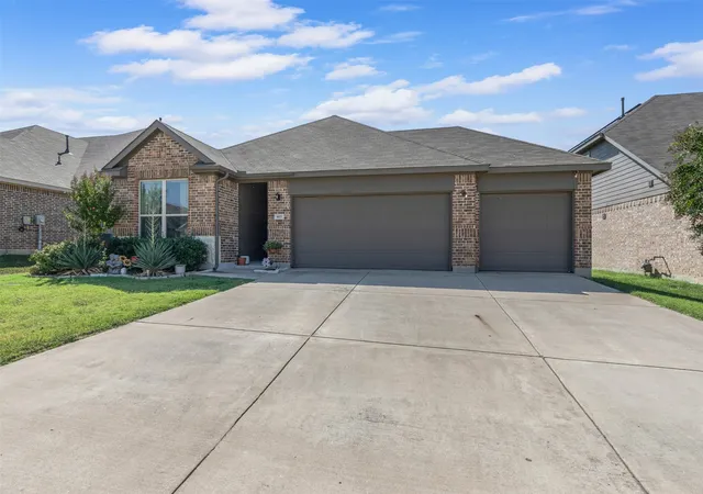 Photo 3 of Single family home for sale at 401 Evans Dr, Van Alstyne, TX 75495 | MLS# 21164193 | Listing updated on 2026-08-25
