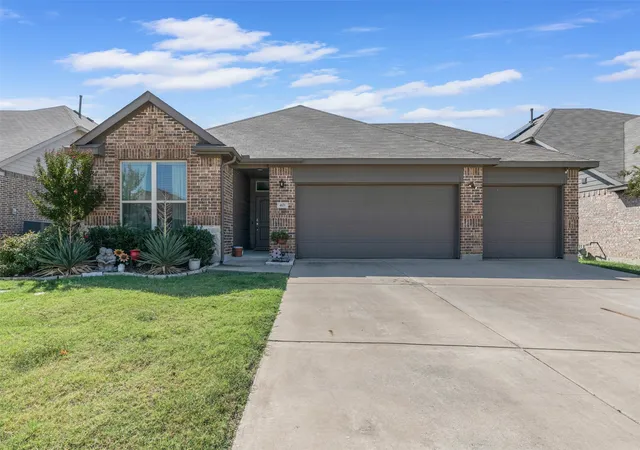 Photo 3 of Single family home for sale at 401 Evans Dr, Van Alstyne, TX 75495 | MLS# 21164193 | Listing updated on 2026-10-06