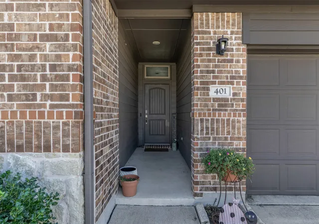 Photo 4 of Single family home for sale at 401 Evans Dr, Van Alstyne, TX 75495 | MLS# 21164193 | Listing updated on 2026-10-06