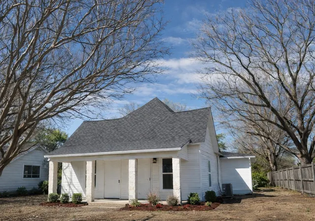 Photo 1 of Single family home for sale at 807 Kaufman St, Waxahachie, TX 75165 | MLS# 21166211 | Listing updated on 2026-08-24