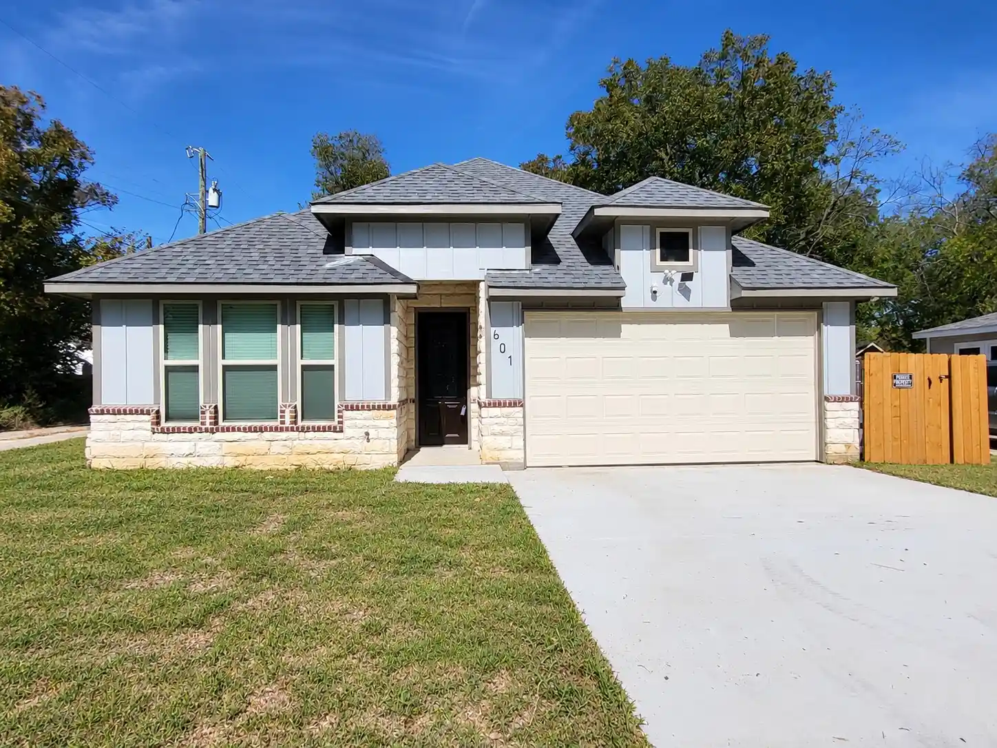 Photo 1 of Single family home for sale at 601 E Willingham St, Cleburne, TX 76031 | MLS# 21166207 | Listing updated on 2026-10-25