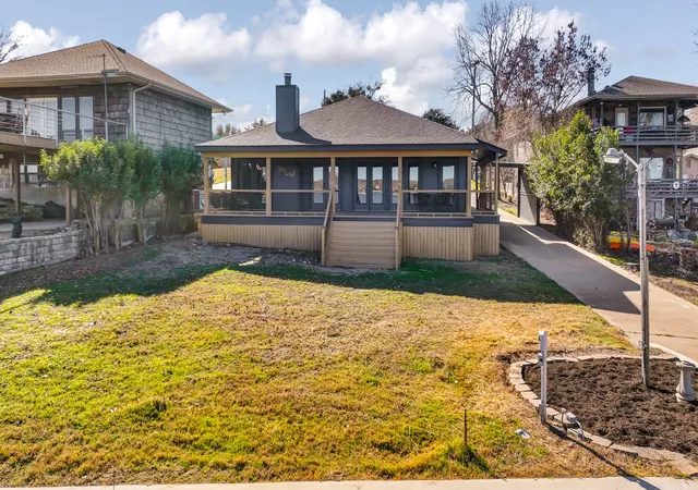 Photo 4 of Single family home for sale at 1004 W Lake Dr, Weatherford, TX 76087 | MLS# 21166190 | Listing updated on 2026-09-27