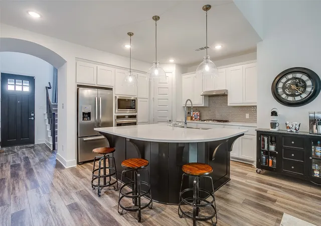 Photo 3 of Sale Pending at 2333 Stella Ln, Justin, TX 76247 | MLS# 21163159 | Listing updated on 2026-08-31