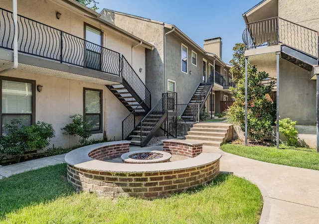 Listing Photo 4 - Condo for sale in building located at 5816 Birchbrook Dr, Dallas, TX 75206 - Unit #124
