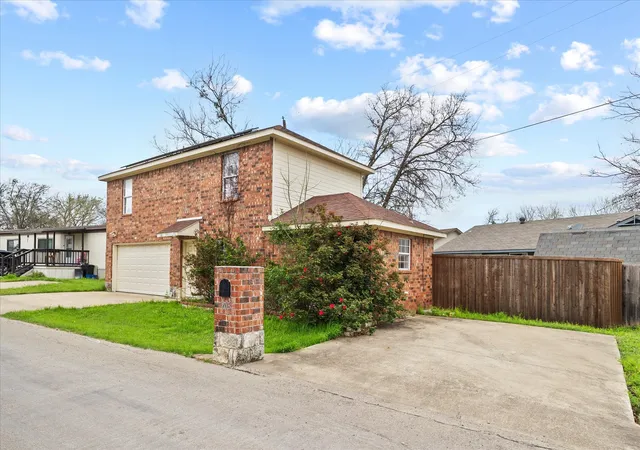Photo 2 of Single family home for sale at 208 Trout St, Rockwall, TX 75032 | MLS# 21167177 | Listing updated on 2026-08-26