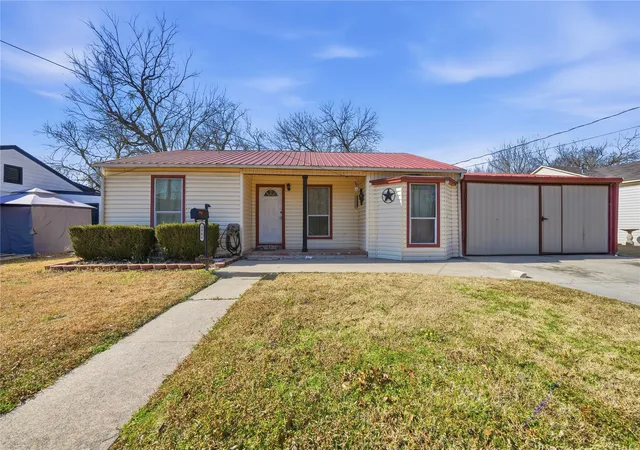 Photo 1 of Single family home for sale at 3906 Henderson St, Greenville, TX 75401 | MLS# 21156933 | Listing updated on 2026-09-01