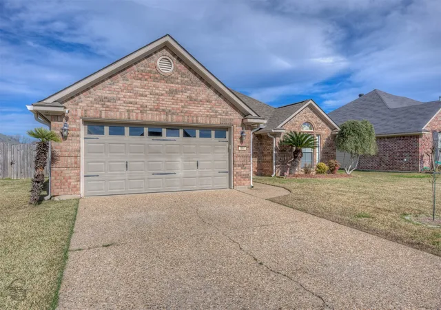 Homes for sale in Bossier City, LA | 5861 Bluebonnett Dr, Bossier City, LA 71112 | MLS# 21167165