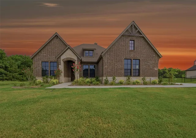 Photo 1 of Sale Pending at 1460 Julian Dr, Van Alstyne, TX 75495 | MLS# 21168001 | Listing updated on 2026-10-03