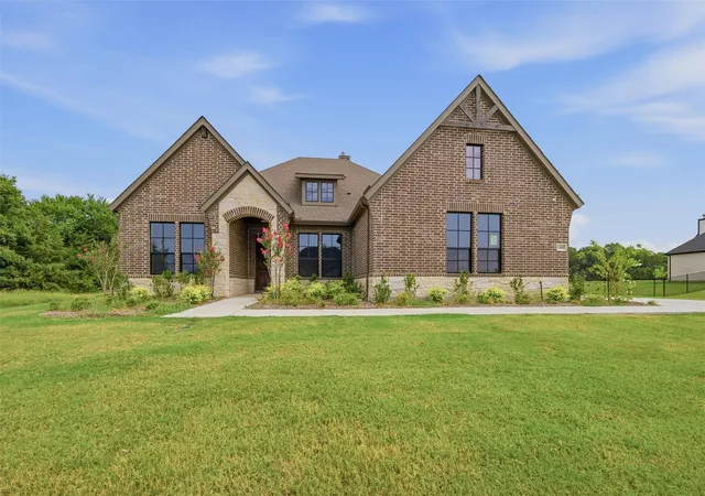 Photo 2 of Sale Pending at 1460 Julian Dr, Van Alstyne, TX 75495 | MLS# 21168001 | Listing updated on 2026-10-03