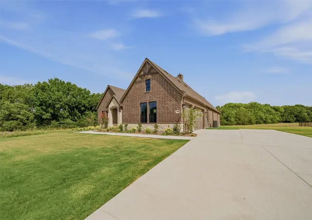Photo 3 of Sale Pending at 1460 Julian Dr, Van Alstyne, TX 75495 | MLS# 21168001 | Listing updated on 2026-10-03