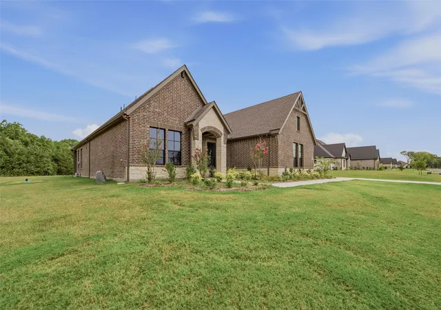 Photo 3 of Sale Pending at 1460 Julian Dr, Van Alstyne, TX 75495 | MLS# 21168001 | Listing updated on 2026-10-03