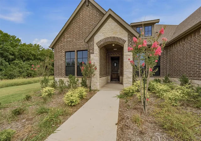 Photo 4 of Sale Pending at 1460 Julian Dr, Van Alstyne, TX 75495 | MLS# 21168001 | Listing updated on 2026-10-03
