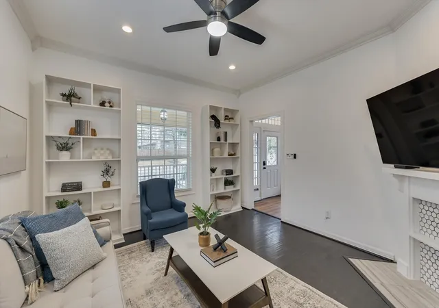 Photo 2 of Single family home for sale at 909 Elsbeth St, Dallas, TX 75208 | MLS# 21168018 | Listing updated on 2026-08-28