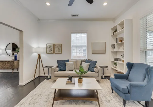 Photo 4 of Single family home for sale at 909 Elsbeth St, Dallas, TX 75208 | MLS# 21168018 | Listing updated on 2026-08-28