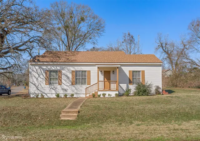 Single family home for sale at 101 N Walnut St, Vivian, LA 71082 | MLS# 21167779