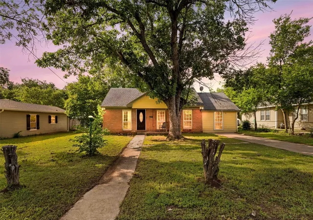 Homes for sale in Mc Gregor, TX | 1126 W 7th St, Mc Gregor, TX 76657 | MLS# 21168465