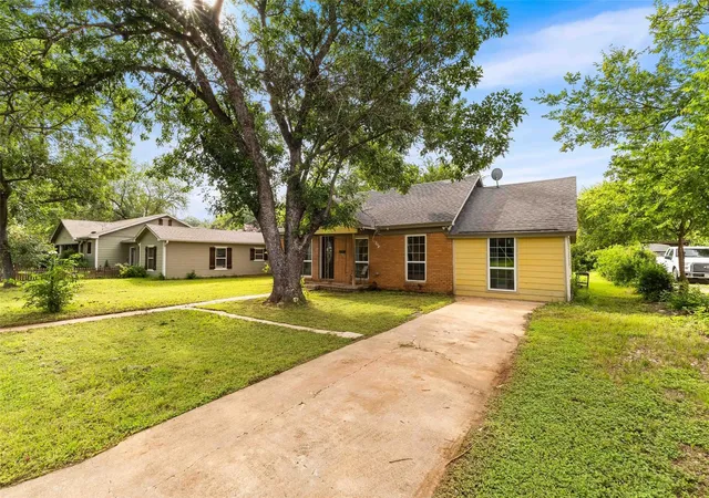 Homes for sale in Mc Gregor, TX | 1126 W 7Th St, Mc Gregor, TX 76657 | MLS# 21168465