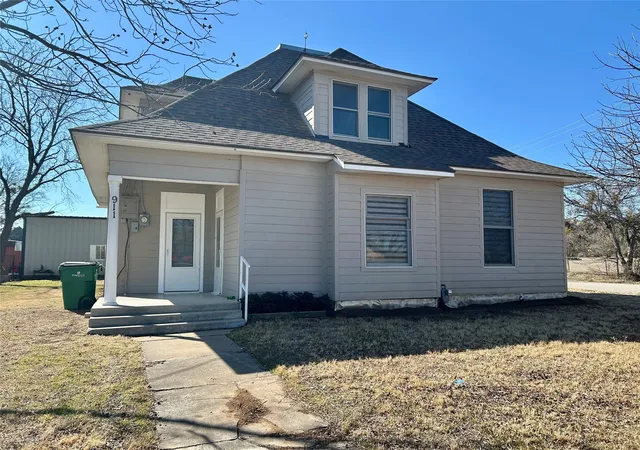 Homes for sale in Coleman, TX | 911 W Liveoak St, Coleman, TX 76834 | MLS# 21168811