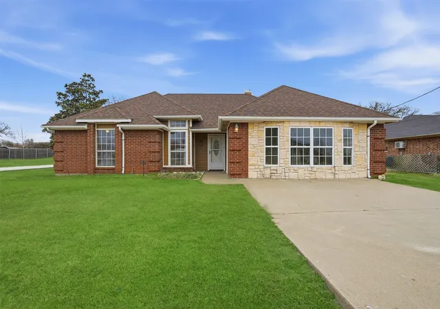 Photo 3 of Single family home for sale at 3917 Country Meadows Cir, Granbury, TX 76049 | MLS# 21168889 | Listing updated on 2026-08-04