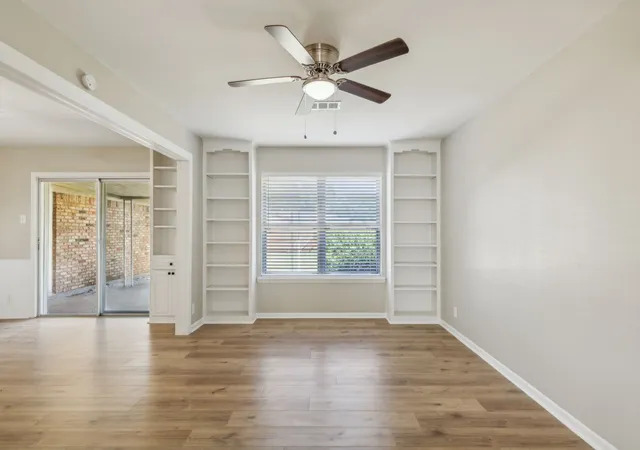 Photo 3 of Single family home for sale at 805 La Salle Dr, Sherman, TX 75090 | MLS# 21169142 | Listing updated on 2026-10-03