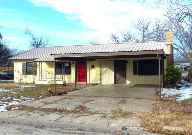 Photo 1 of Single family home for sale at 1922 S Pine, Brady, TX 76825 | MLS# 21169233 | Listing updated on 2026-08-24
