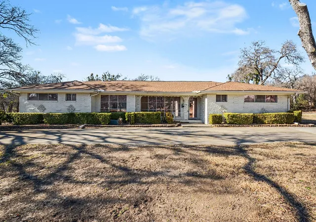 Photo 2 of Sale Pending at 215 E Huitt Ln, Euless, TX 76040 | MLS# 21168230 | Listing updated on 2026-07-28