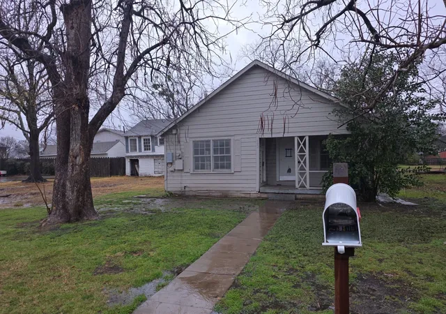 Photo 1 of Single family home for sale at 402 W 4th St #1, Kaufman, TX 75142 | MLS# 21169816 | Listing updated on 2026-08-24