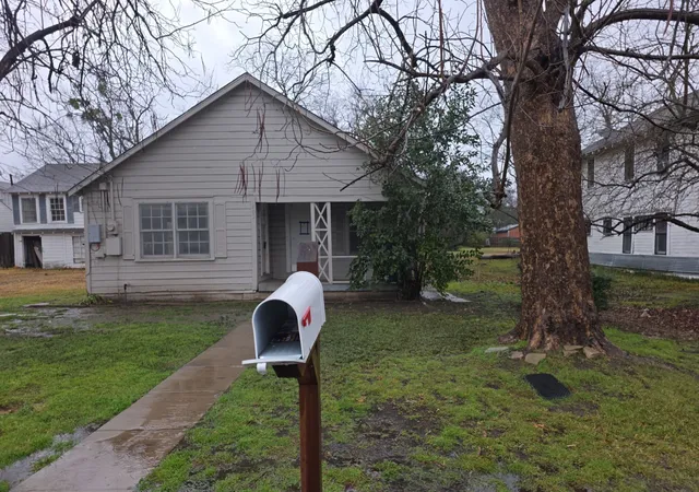 Photo 2 of Single family home for sale at 402 W 4th St #1, Kaufman, TX 75142 | MLS# 21169816 | Listing updated on 2026-08-24