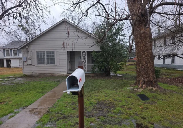 Photo 3 of Single family home for sale at 402 W 4th St #1, Kaufman, TX 75142 | MLS# 21169816 | Listing updated on 2026-08-24
