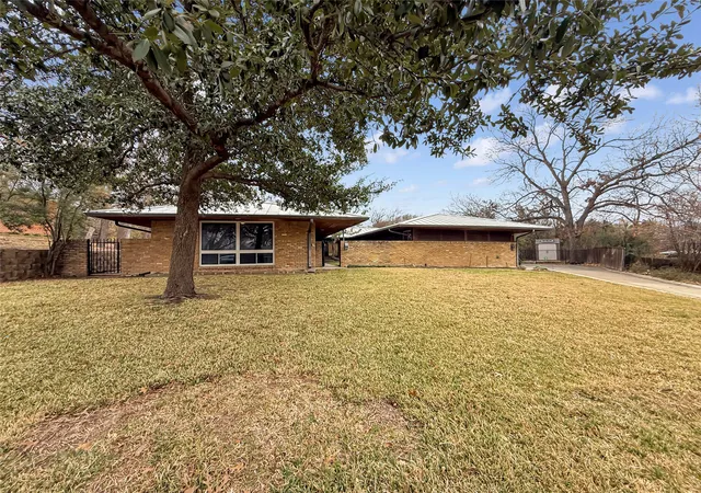 Photo 1 of Sale Pending at 921 9th St, Grand Prairie, TX 75050 | MLS# 21169781 | Listing updated on 2026-08-25