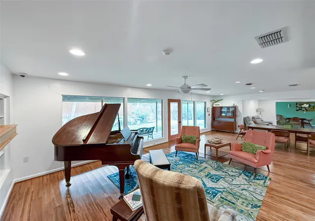 Photo 4 of Sale Pending at 921 9Th St, Grand Prairie, TX 75050 | MLS# 21169781 | Listing updated on 2026-08-25