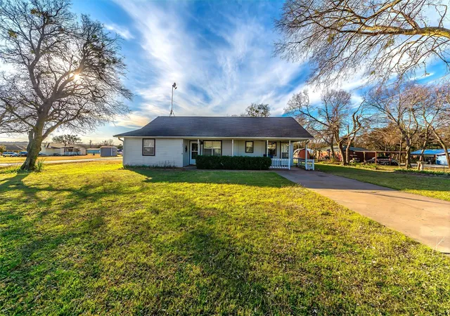 Homes for sale in Pottsboro, TX | 189 Lee Blvd, Pottsboro, TX 75076 | MLS# 21163547