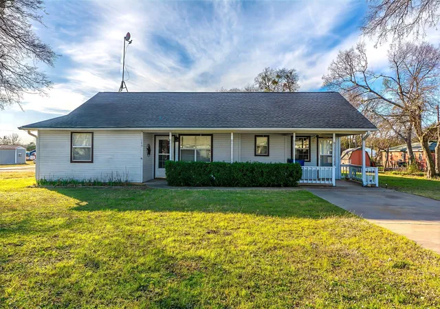 Homes for sale in Pottsboro, TX | 189 Lee Blvd, Pottsboro, TX 75076 | MLS# 21163547