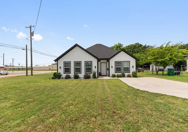Homes for sale in Kemp, TX | 810 S Main St, Kemp, TX 75143 | MLS# 21170016