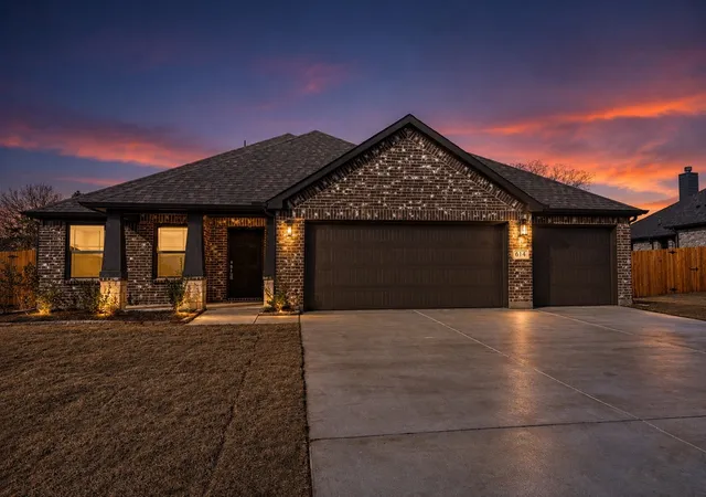 Homes for sale in Tioga, TX | 614 Kyle Dr, Tioga, TX 76271 | MLS# 21170455