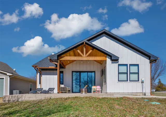 Photo 2 of Single family home for sale at 104 Park Ln, Gainesville, TX 76240 | MLS# 21169430 | Listing updated on 2026-07-26