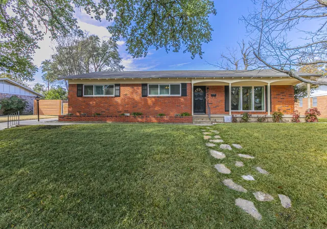 Photo 2 of Single family home for sale at 5729 Westlawn Dr, Waco, TX 76710 | MLS# 21171328 | Listing updated on 2026-07-17