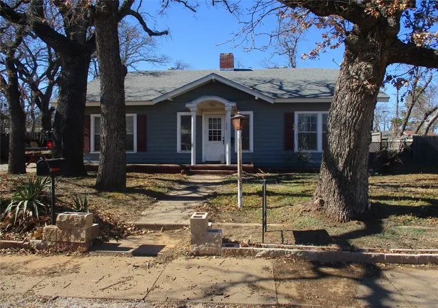 Photo 1 of Sale Pending at 205 S Oaklawn, Eastland, TX 76448 | MLS# 21172006 | Listing updated on 2026-08-21