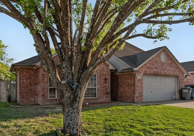 Homes for sale in Red Oak, TX | 400 Buckskin Dr, Red Oak, TX 75154 | MLS# 21171412