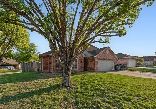 Homes for sale in Red Oak, TX | 400 Buckskin Dr, Red Oak, TX 75154 | MLS# 21171412