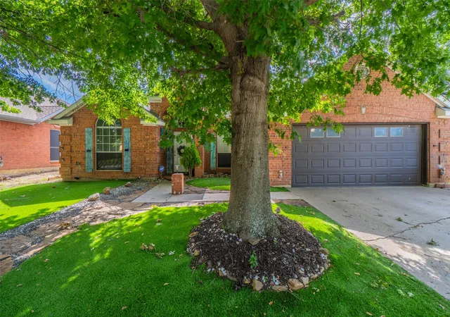 Photo 1 of Sale Pending at 7043 Echo Lake Ct, Arlington, TX 76001 | MLS# 21163187 | Listing updated on 2026-07-11