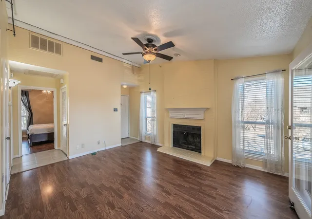 Listing Photo 5 - Condo for sale in building located at 1208 Calico Ln, Arlington, TX 76011 - Unit #620