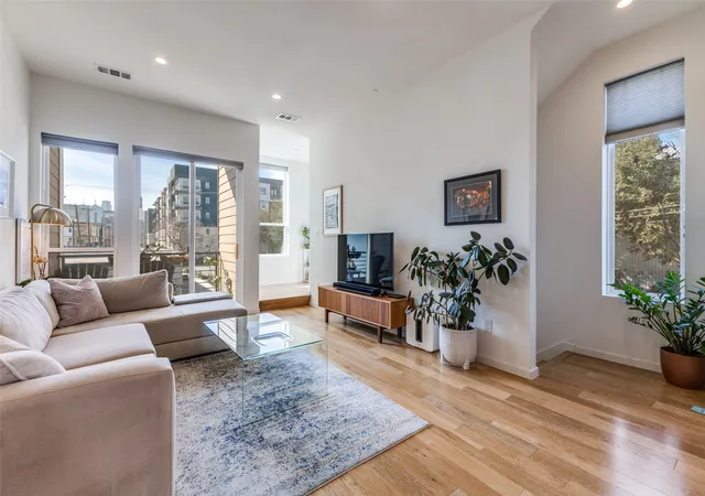 Listing Photo 4 - Condo for sale in building located at 3812 San Jacinto St, Dallas, TX 75204 - Unit #201