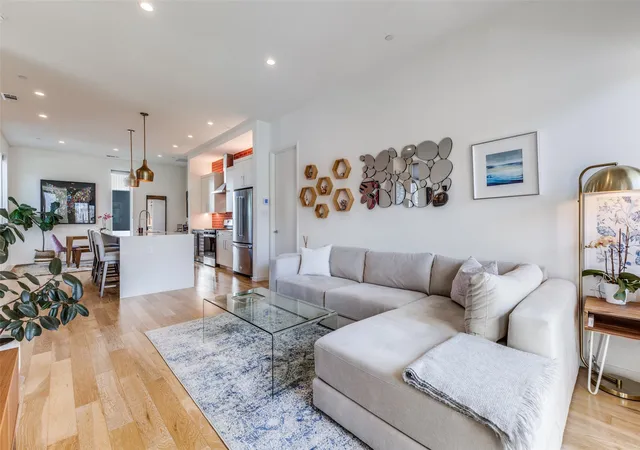 Listing Photo 5 - Condo for sale in building located at 3812 San Jacinto St, Dallas, TX 75204 - Unit #201