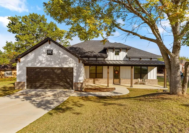 Homes for sale in Joshua, TX | 703 Ridgeway Rd, Joshua, TX 76058 | MLS# 21173181