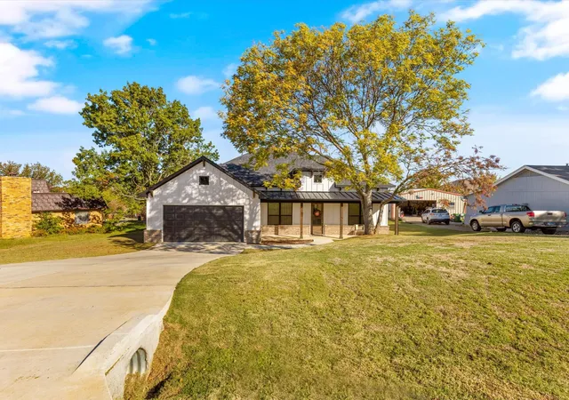 Homes for sale in Joshua, TX | 703 Ridgeway Rd, Joshua, TX 76058 | MLS# 21173181